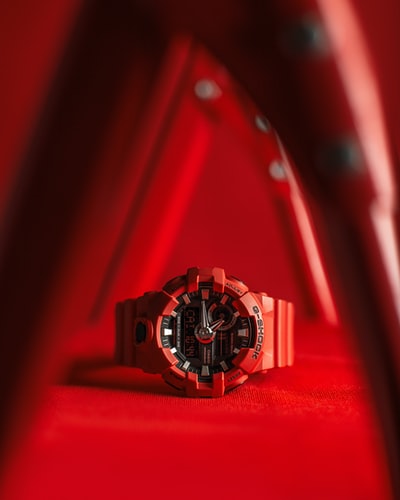 选择聚焦摄影的红色卡西欧G-SHOCK数模的手表
